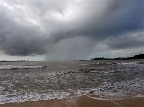 Feel free to drop a follow and hop in chat! Foto impressionante mostra nuvem de chuva concentrada em ...