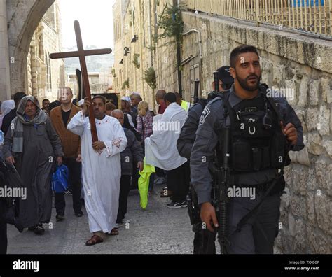 Los Cristianos Ortodoxos Coptos De Egipto Llevan Una Gran Cruz De