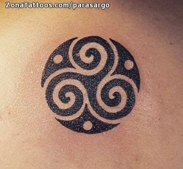 Tatuaje de Trisquel Celtas con imágenes Tatuajes celtas Tatuajes tribales