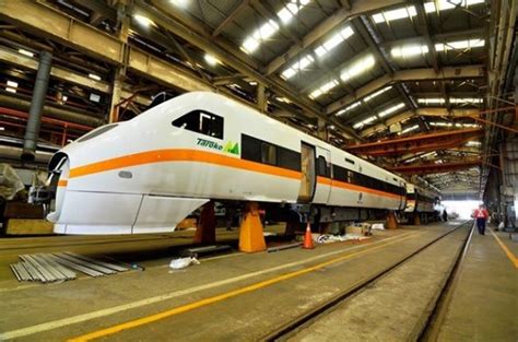 On 2 april 2021, at 09:28 nst (01:28 utc), a taroko express train operated by the taiwan railways administration (tra) derailed at the north entrance of qingshui tunnel in heren section, xiulin township, hualien county, taiwan, killing at least 51 people and injuring at least 186 others. 台鐵埔心事故滿三年 太魯閣號浴火重生 - 生活 - 自由時報電子報