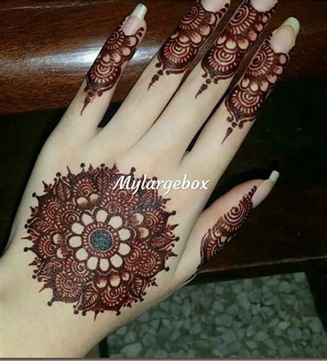 Mehndi designs for hands having a lot of collection that are decent and stunning. Round Design/Gol Tikka Mehndi With Unlimited Image ...