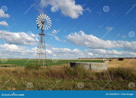 Molino De Viento En Campo Foto De Archivo Imagen De Granja 14324034