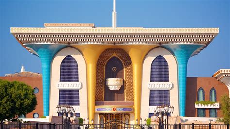 The building looks its best on a bright sunny day when the blue and gold columns stand out. Palais royal Qasr Al Alam: Les activités à Mascate ...