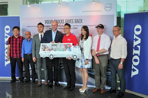 We help poor families, homeless people and residents of shelter homes in kuala lumpur, penang, johor bahru, perak, and melaka via food and welfare aid to help them to be financially independent. Volvo Trucks Gifts FM330 Truck To Kechara Soup Kitchen To ...