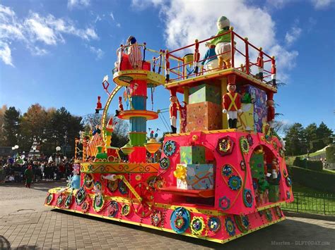 Create two arches using pvc pipe and attach to the sides of the float so they arch over the float. New 'Fun in the Snow' and 'Toy Factory' floats join Disney's Christmas Parade — DLP Today ...