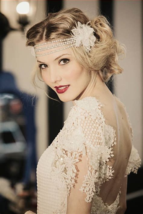 Nos adresses coups de coeur. coiffure-année-20-chignon-flou-latéral-headband-gatsby-le ...