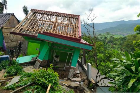 Bencana Tanah Bergerak Di Tegalkaso Sukabumi Pada Jumat Rusakkan Sejumlah Rumah Antara News