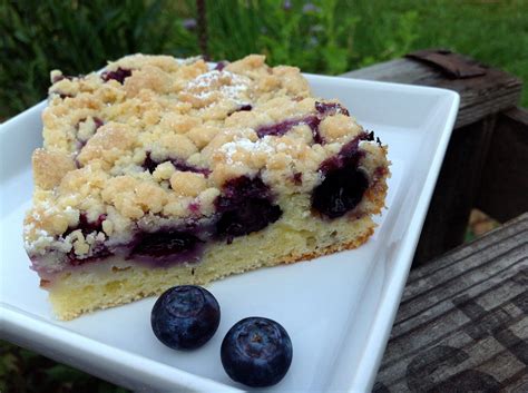 Distribute them evenly on the dough, covering the whole dough. Blaubeerkuchen mit Streusel | Blaubeerkuchen streusel ...