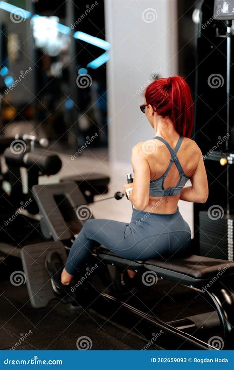 Les Sports De Remise En Forme Et Le Concept De Musculation Ont Adapt La Femme Active Dans La
