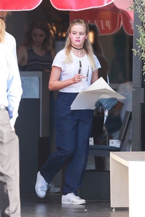 Reese Witherspoons Teenage Daughter Is Peddling Pizza Pies At L A Restaurant Pmq Pizza