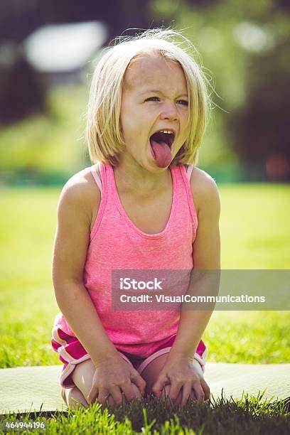 Gadis Kecil Tertawa Dan Menunjukkan Lidah Foto Stok Unduh Gambar