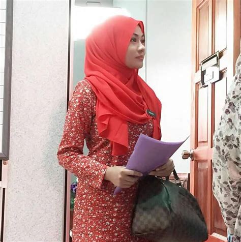 Toh tinggal memainkan dari segi gradasi pewarnaan, penulis sendiri juga belum tentu bisa. GAMBAR CIKGU CANTIK SELURUH YANG JADI PERHATIAN HARI ...