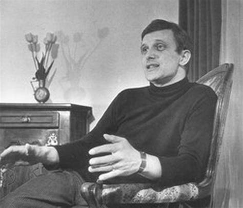 V době nepřítomnosti předsedy jej zastupuje místopředseda. Jiří Suchý (1931)