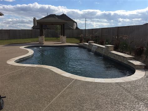 Freeform Pool Raised Walls And Columns With Travertine Splitface