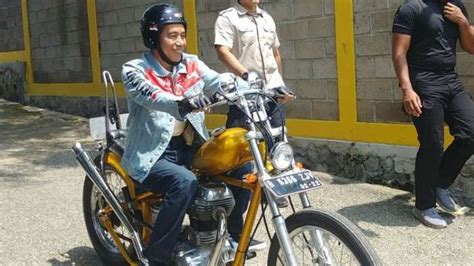 Mau Tahu Harga Jaket Ala Dilan Yang Dipakai Jokowi Naik Motor Ke