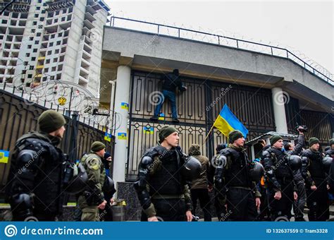 Le persone che fanno la richiesta di visto. Proteste Dei Patrioti Ucraini Vicino Al Consolato Generale ...