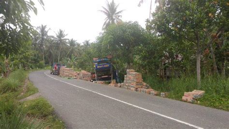 Video Truk Bermuatan Minyak Goreng Terbalik Di Sekadau