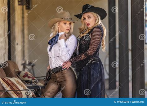 zwei hübsche blonde modelle die als cowgirle kostümen genießt den amerikanischen westen