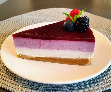 Cheesecake + lemon grape juice + hazelnuts + forest berries. Homemade Wild berries cheesecake : food | Berry ...