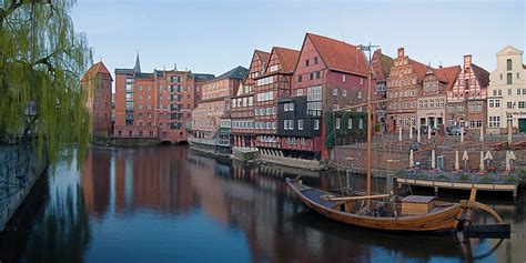 Das heinrich heine haus in lüneburg befindet sich gleich rechts neben dem rathaus. Wasserviertel Lüneburg Foto & Bild | architektur ...