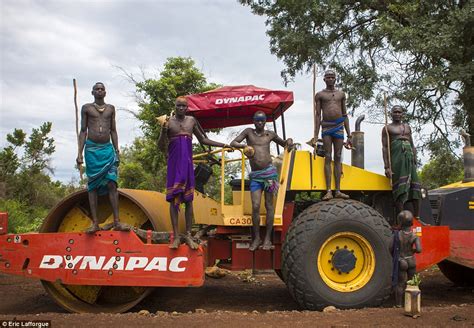 Ethiopian Bodi Tribe Where Big Is Beautiful And Men Compete To Be The Fattest Daily Mail Online