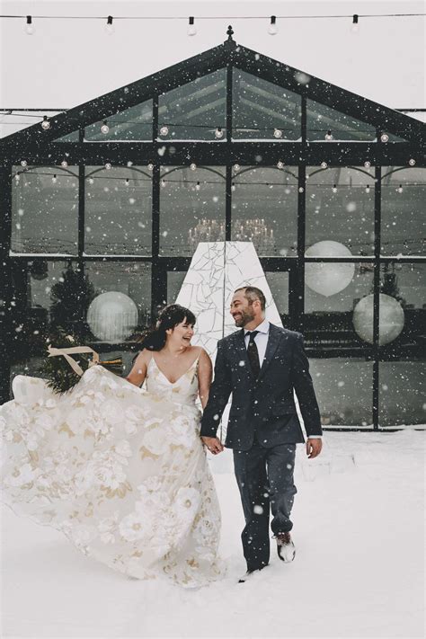 26 Snowy Wedding Photos That Showcase The Magic Of Winter Winter