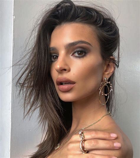 Emily Ratajkowski Sexy Topless Foto S Naakte Beroemdheid