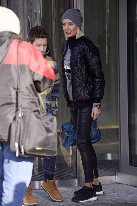 Widać na nim, jak leży na kanapie przed telewizorem, w ręce trzyma pilot, ale nie patrzy na ekran. Agnieszka Woźniak-Starak w legginsach - weekendowy styl ...