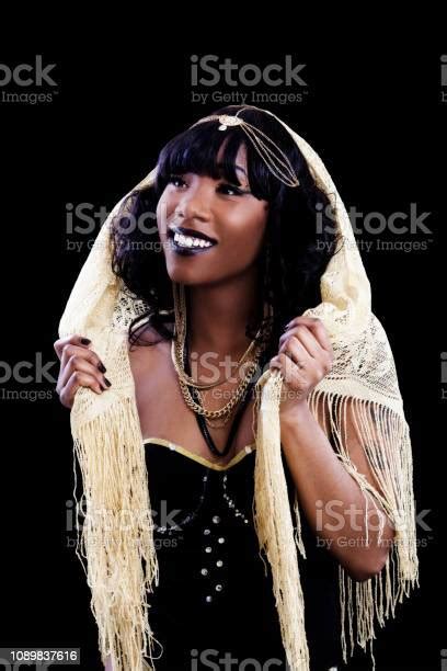 금 천 목도리에 싸여 매력적인 아프리카계 미국인 여자 검은색에 대한 스톡 사진 및 기타 이미지 검은색 귀여운 금목걸이