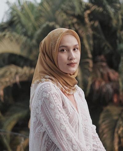 Cara memakai dasi secara simple dan mudah diaplikasikan oleh semua orang. 5 Cara Memakai Hijab Segi Empat Diikat Ke Leher Supaya ...