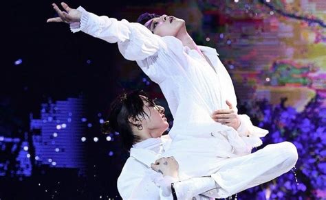 This year's winning names were chosen from a pool of artists with the highest melon chart scores for the year by combining online fan votes, digital sales, and judge scores. Jimin y Jungkook impresionan a ARMY con su baile en los ...