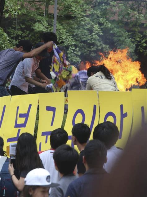 S Korean Man Sets Himself On Fire In Anti Japan Rally