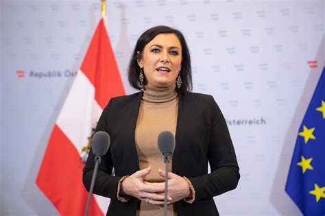 Bundesministerin elisabeth köstinger zieht über den zivildienst 2020 bilanz. Köstinger fordert mehr EU-Mittel für Klimaschutz in der ...