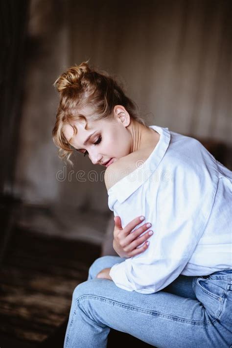 Jeune Femme Blonde En Chemise Blanche Et Jeans Dans Un Int Rieur Loft