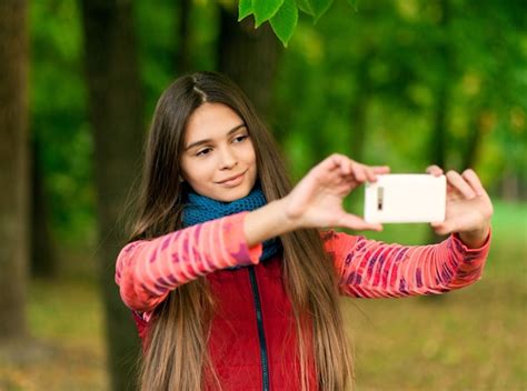 Chica Joven Tomando Un Selfie Con Smartphone Foto Premium