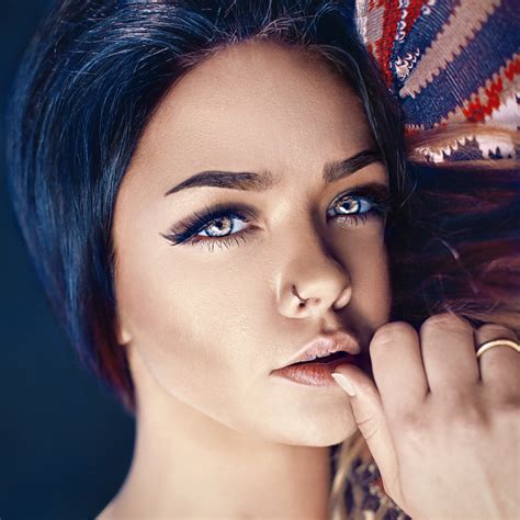 图片素材 女人 视图 腿 歌手 黑发 模型 青年 蓝色 淑女 发型 眉 口 瞳孔 特写 人体 面对 鼻子