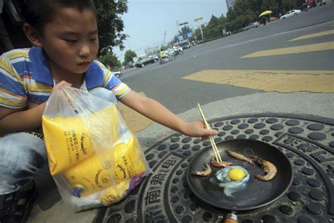 Menino frita ovo em rua após calor bater recorde na China ...