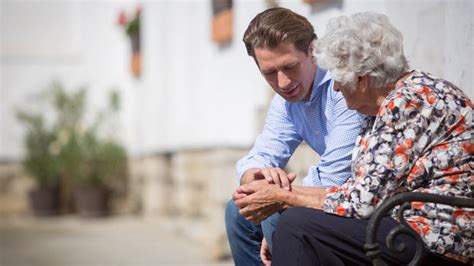 Kurz war damals sechs jahre alt. Sebastian Kurz' Großmutter stammt aus einem Städtchen in ...