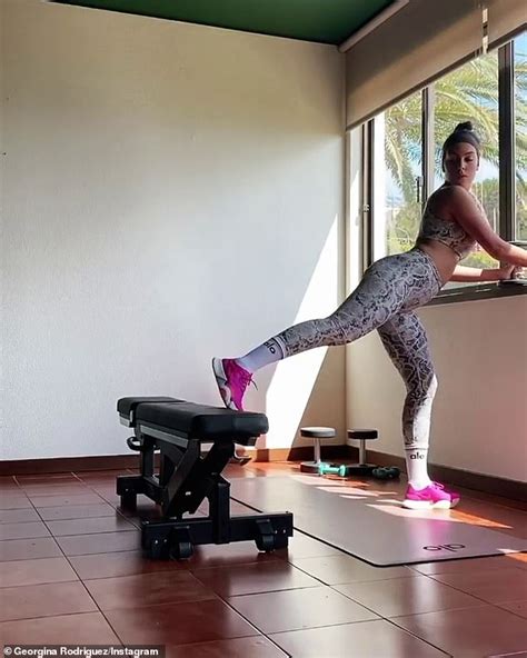Georgina rodriguez gym workout videos. Cristiano Ronaldo's girlfriend Georgina Rodriguez shows off her pert posterior as she works out ...