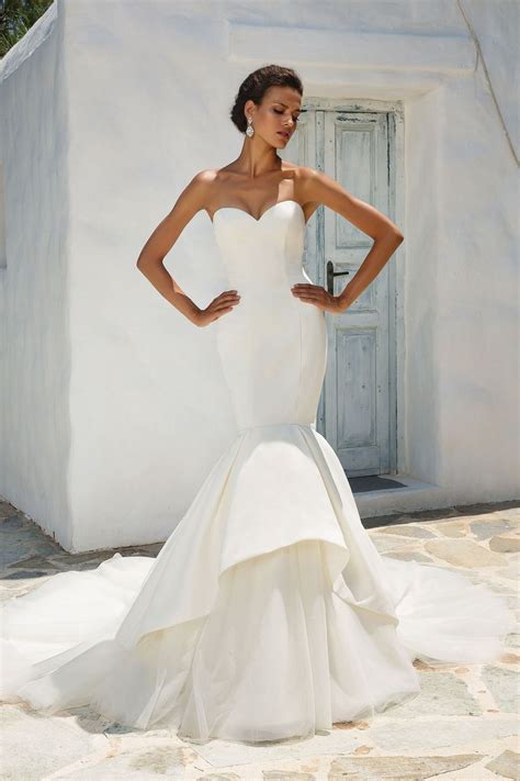 Now, looking for the wedding dresses for small bust this is one of the styles that a bride with small bust can pull off much better than someone with prominent curves. 5 Awesome Wedding Dress Styles to Consider Your Unique ...