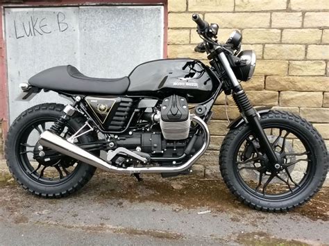 This is 'tractor 03,' and it's been built using a more modern donor—the 2011 moto guzzi v7. Moto Guzzi V7 JPS Scrambler | Moto guzzi