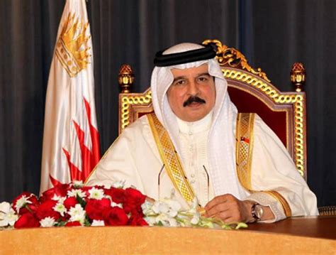 وفقا للمادة 33 (ج) من دستور عام 2002 يمارس الملك سلطاته مباشرة وبواسطة وزرائه ووفقا للمادة 33 (د) يعين الملك رئيس مجلس الوزراء ويعفيه من منصبه بأمر ملكي كما يعين الوزراء ويعفيهم من. 3 قرارات جديدة لملك البحرين بشأن مجلس الشورى - معلومات مباشر