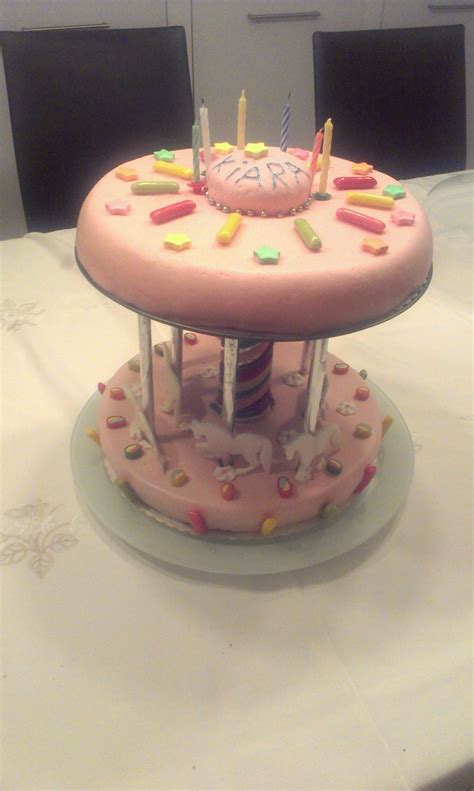Haha noch viel mehr hässliche kuchen! Karusseltorte von oben | by Cátia | Motivtorten, Torten ...
