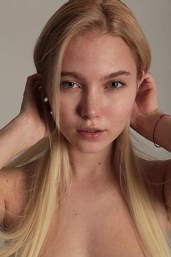Wanita Model Rusia Melihat Penonton Jeans Tampilan Potret Mata