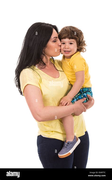 Madre Besando A Su Hijo Hijo Aislado Sobre Fondo Blanco Fotografía De