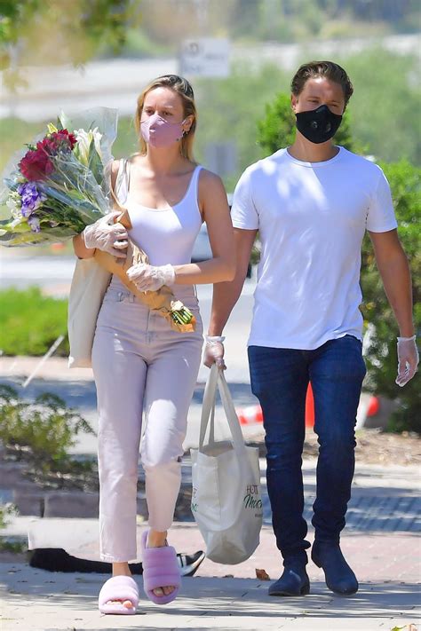 Brie Larson And Babefriend Elijah Allan Blitz Step Out To A Local Farmer S Market In Los Angeles