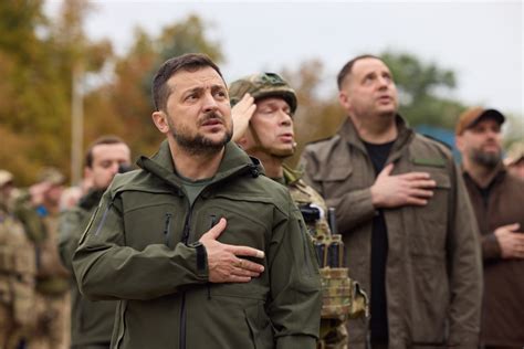 Zelensky Iza La Bandera Ucraniana En Izium Liberada