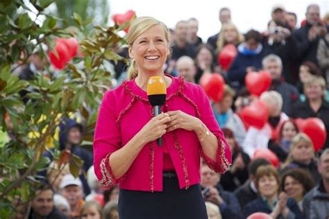 Gestern enthüllte der spiegel die schleichwerbeaktivitäten der journalistin, heute wird bekannt: Andrea Kiewel: Outfits im „ZDF-Fernsehgarten"