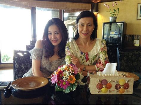 'แน็ก ชาลี' ทรงผมใหม่ โซเชียลแซวถ้าอยู่นิ่งๆเหมือน 'พี่ติ๊ก' แน็ก ชาลี ตัดผมสั้นแล้ว อย่างหล่อ ชาวเน็ตบอก ให้อยู่นิ่งๆ. ดีเจ.ไดอาน่า ชวนโพสต์รูปคู่แม่ ลุ้น! แหวนเพชรสุดหรู ...
