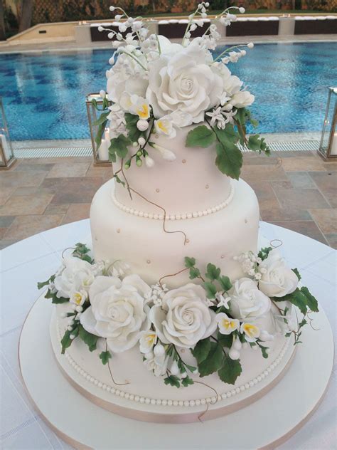 wedding cake with edible sugar flowers special cake sugar flowers amazing cakes wedding cakes